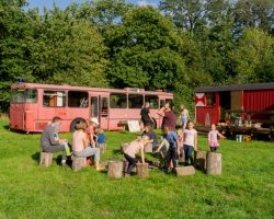 Naturgeflüster Alle um das Lagerfeuer